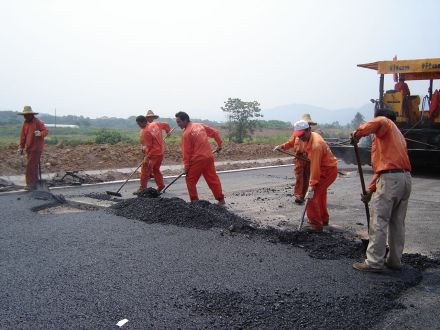 工人在铺设沥青马路