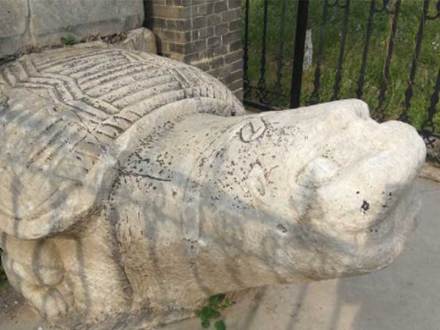 御制神道碑底座