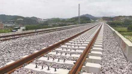 南龙铁路铺设铁轨