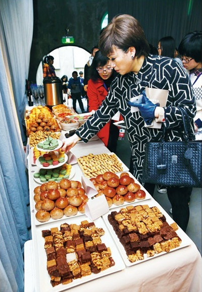 2013年12月1日，北京，人们在参观并试吃转基因食品。 