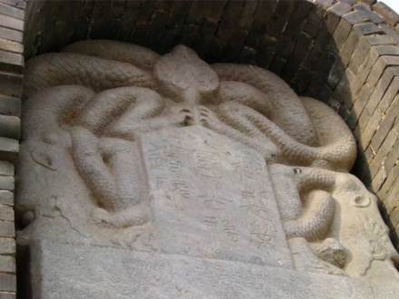 御制神道碑碑首