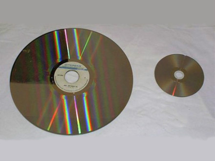 图1镭射影碟（左）与DVD（右）