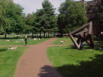 “BU Beach”是夹在BU主校区和繁忙的Storrow 