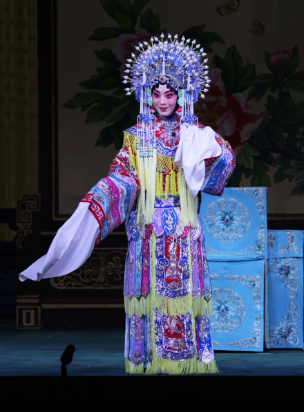 姜亦珊演出京剧《状元媒》宫中