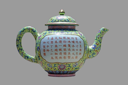 嘉庆款粉彩黄地开光御制诗茶壶
