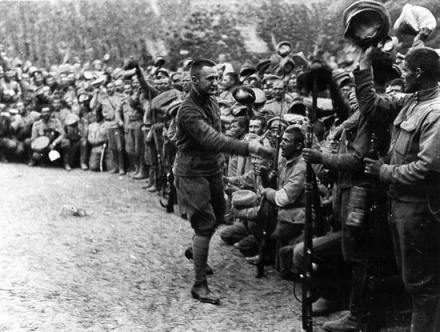 克伦斯基在前线慰问士兵