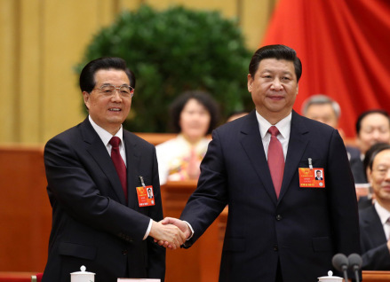 习近平和胡锦涛亲切握手