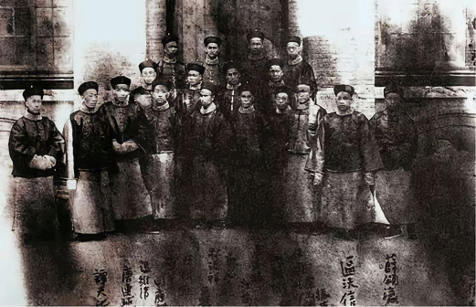 1900年初，北洋大学堂第一届全体毕业生合影