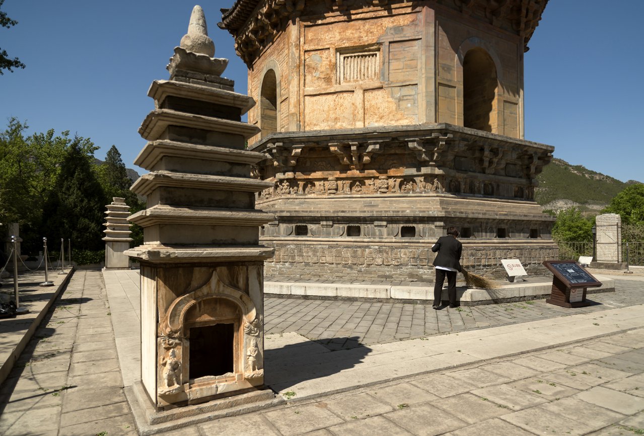 北塔及四周唐塔