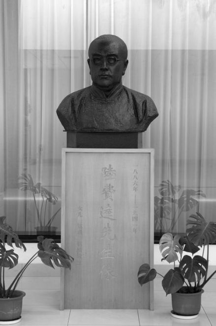 陆费逵塑像
