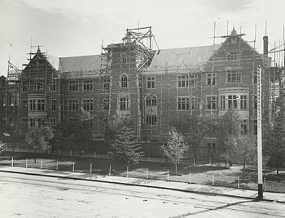 矿业和工业学院提供的课程的预备学校，1914年成立的技术高中