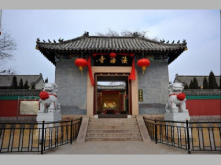 油饰一新的山门 