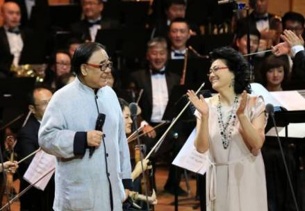 金铁霖先生（左一）与夫人马秋华 
