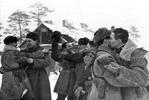 红军士兵们在冬季庆祝胜利