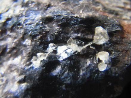 陨石中的正负电子对撞机制