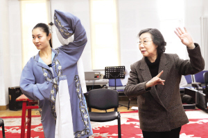 小花玉兰传授弟子刘洛含《凤还巢》 