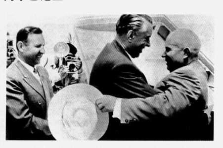1959年5月赫鲁晓夫第十一次访问阿尔巴尼亚，受到霍查迎接 