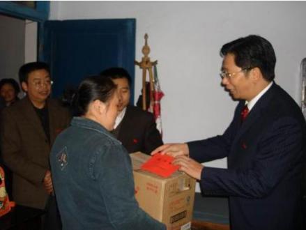 领导探望下岗职工