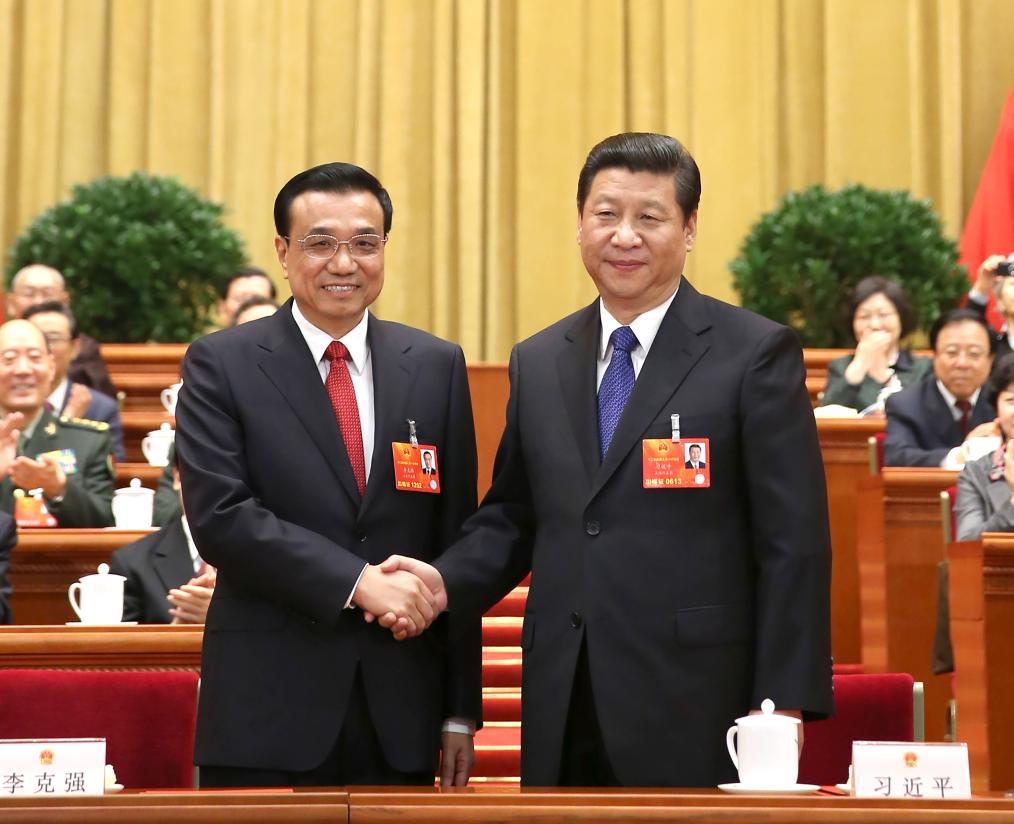 2013年3月15日，习近平同志和李克强同志亲切握手。 