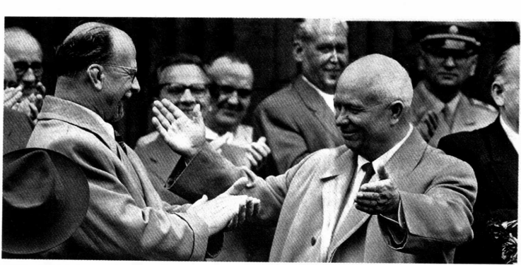 1957年8月赫鲁晓夫受到东德领导瓦·乌布利希欢迎 