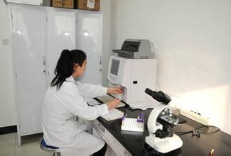 法医正在镜下观察病理学组织切片