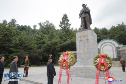 朝鲜最高领导人金正恩（中）在中国人民志愿军烈士塔前凭吊