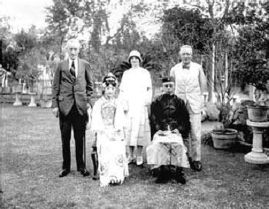 庄士敦（后排右一）与溥仪、婉容