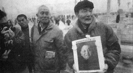 专程从太行山赶来的大爷独自来到天安门前悼念邓小平