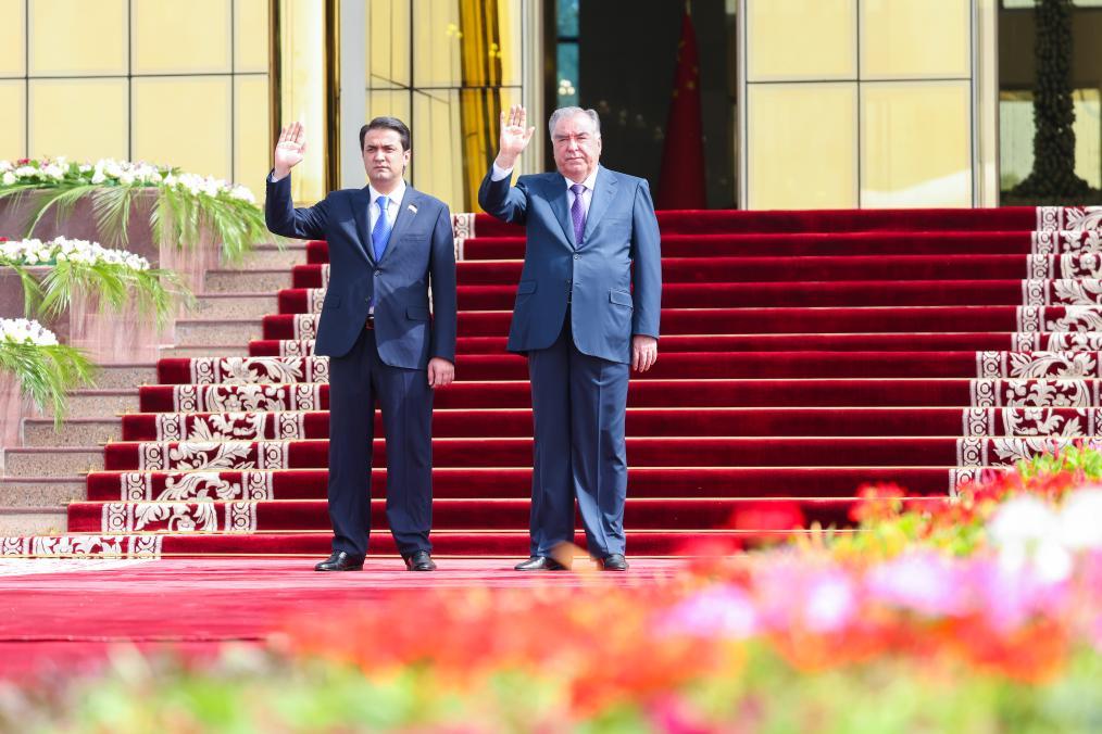 塔吉克斯坦总统拉赫蒙（右）与议会上院议长兼杜尚别市长鲁斯塔姆 