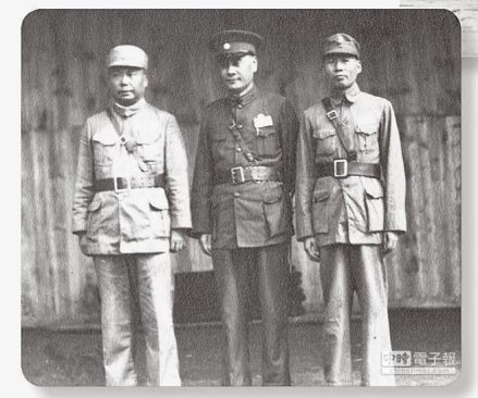 峨眉山时的刘湘（中）邓锡侯（左）刘文辉（右）