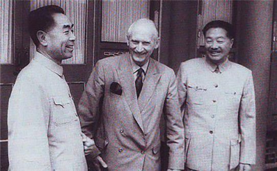 周恩来（左起）、蒙哥马利、贺龙