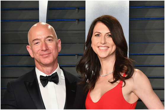 贝索斯（左）与麦肯齐