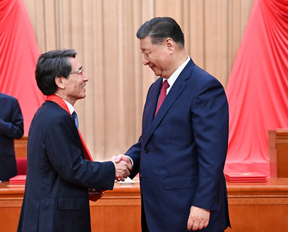 习近平向薛其坤院士颁奖
