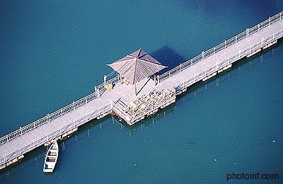 图F·小船和凉亭打破了原本泛味的对称。