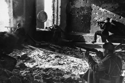 1942年10月，苏联红军士兵保卫斯大林格勒工厂的废墟