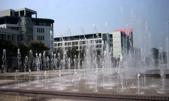学院区广场喷泉