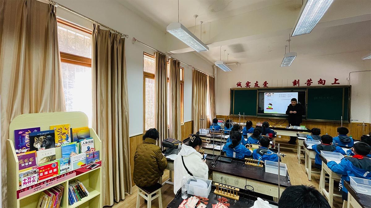 2022年，AMD大中华区成员为九寨沟小学生提供STEM课程
