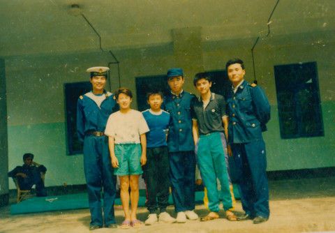 熊倪（右二）幼时与伏明霞（左二）等人合影