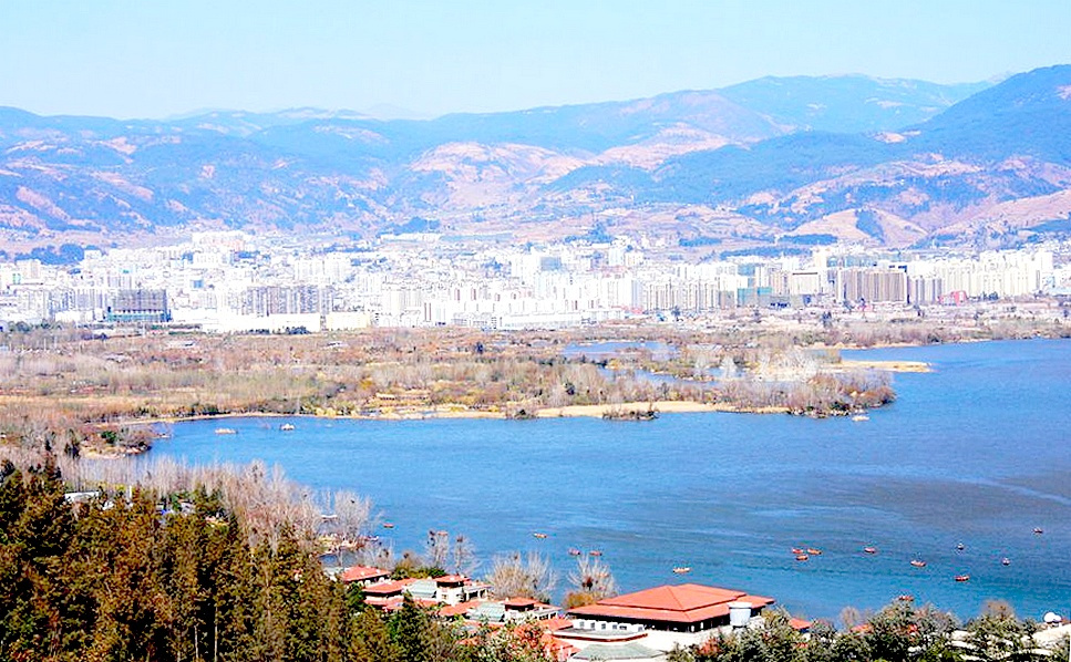 邛海北端城区附近湖域