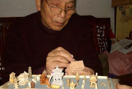 王泰来在做砖雕