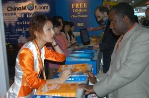 一位采购商正在向服务人员咨询