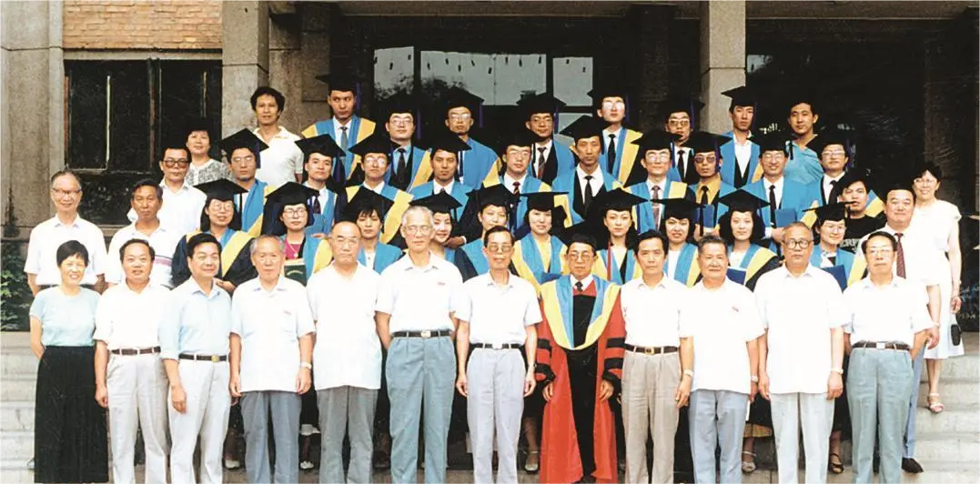 1992年，研究生毕业生首次穿上硕士服 