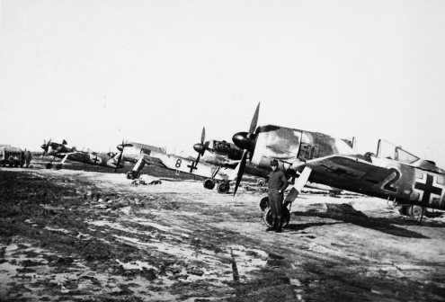 停放在东线雪地机场的德军FW-190战斗机