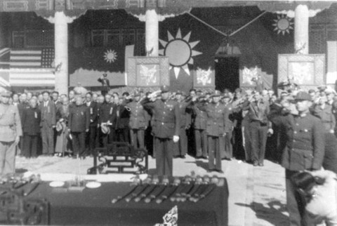 中国北平战区受降仪式完毕，全体向国旗致敬！