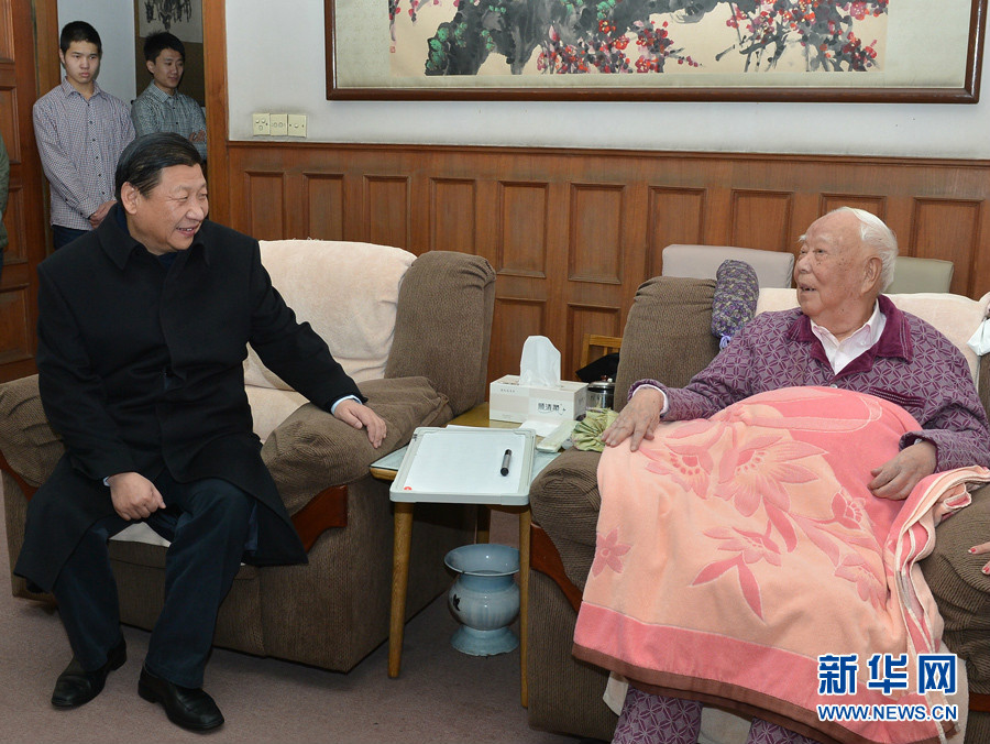 习近平看望万里