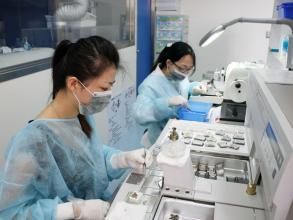 法医正在制作病理学组织切片