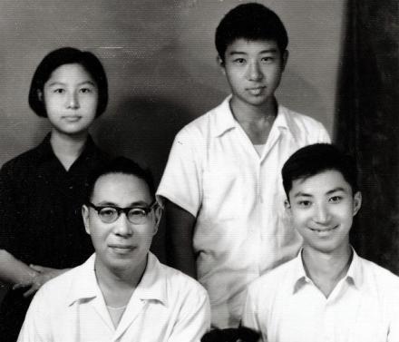 1955年，丁肇中（前右）与家人合影 