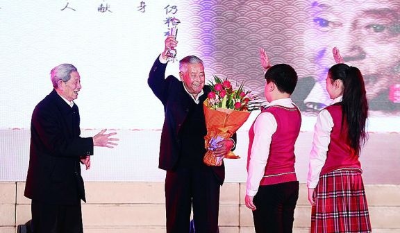 市南区举办首届道德模范颁奖典礼