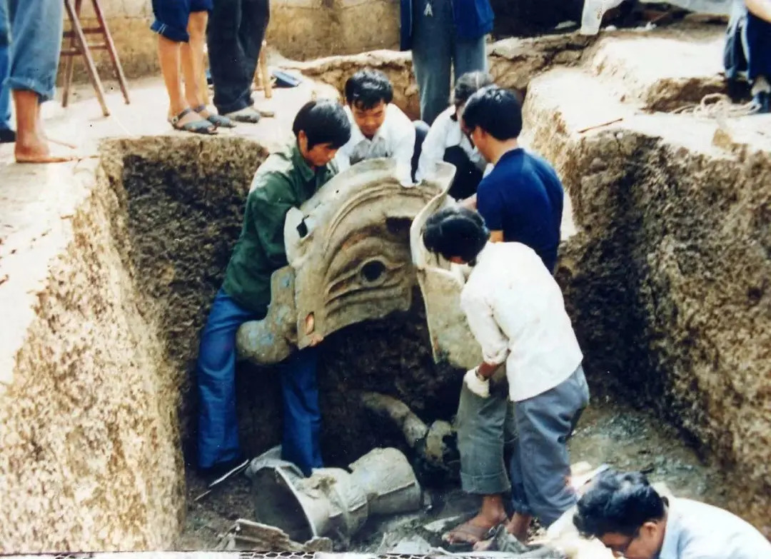 三星堆青铜纵目面具发掘现场 