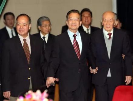 2006年 李政道（左）、温家宝、朱光亚 